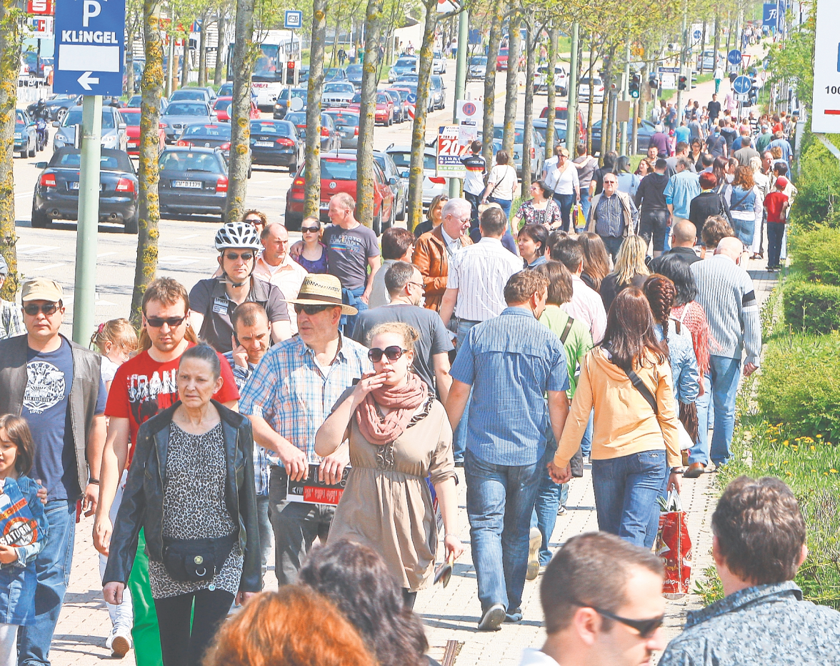 Attraktiv und anziehend! Ein Bild, das die Großzahl der auf der Wilferdinger Höhe ansässigen Gewerbetreibenden gerne viel öfter sehen würden: Menschen, die die angebotenen Sonderverkaufstage - wie hier einen verkaufsoffenen Sonntag - zum bummeln, informieren und shoppen nutzen. ARCHIVFOTO: KETTERL