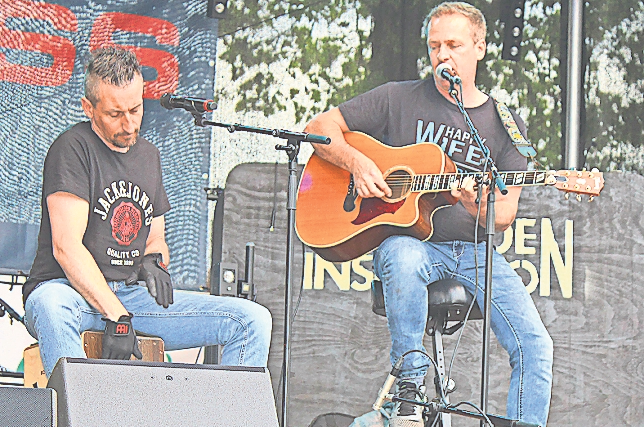 Tolle Töne: Chris Sokopp am Cajon (links) und Gitarrist Eckhard Sommer spielen Coverversionen von Rock und Pop. ARCHIVFOTO: PROKOPH