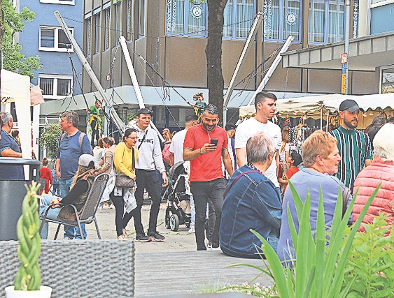 Gemeinsamer Treffpunkt: Durch die Mühlacker Fußgängerzone bummeln zahlreiche Besucher. ARCHIVFOTO: PROKOPH