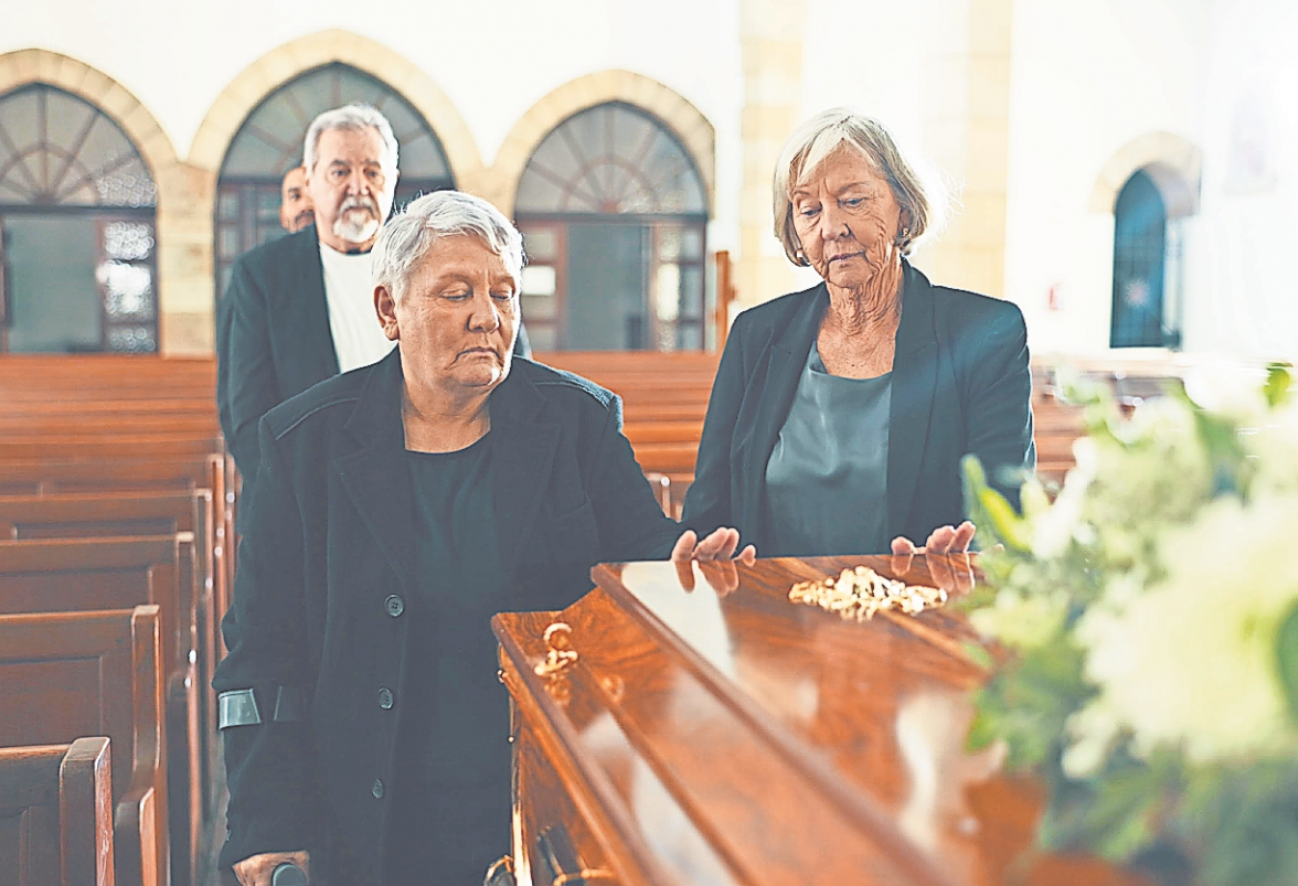 Greifbar: Die Verabschiedung am Sarg hilft, die Wirklichkeit ein Stück zu akzeptieren. FOTO: CHASINGMAGIC/PEOPLEIMAGES.COM - STOCK.ADOBE.COM