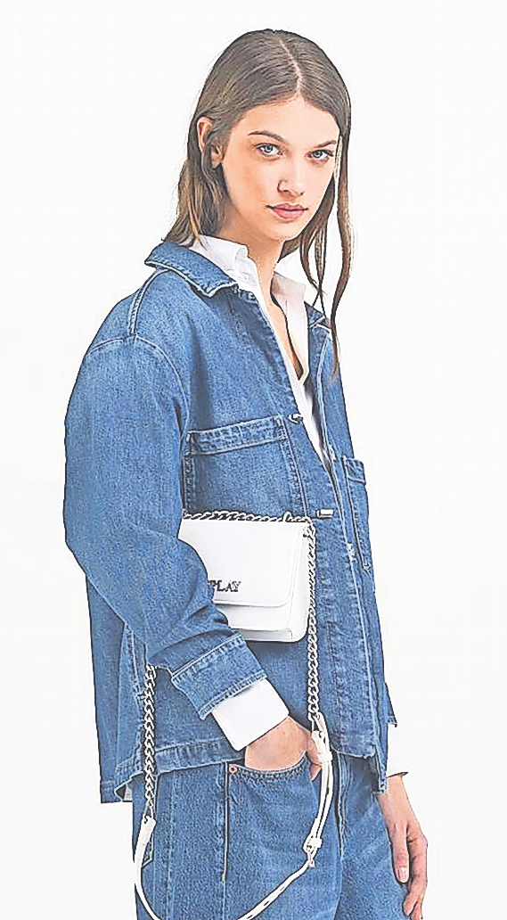 Kennen wir das nicht? Die Jeansjacke ist einer unserer Lieblingsbegleiter in der Übergangssaison. In diesem Jahr besonders beliebt im Oversized-Look. FOTO: REPLAY/DPA-TMN