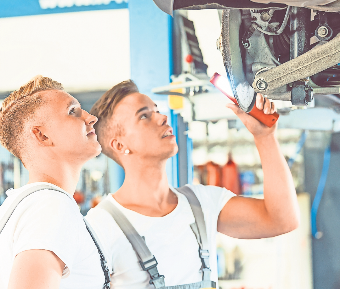 Zieht noch immer: Die Ausbildung als Kfz-Mechatroniker. FOTO: KZENON - STOCK.ADOBE.COM