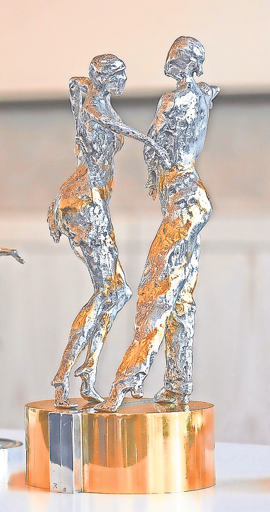 Kraft und Spannung: Der von Bildhauer Kurt Tassotti kreierte Pokal spiegelt den Tanzsport wider.