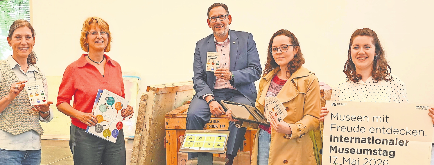 Die Vorfreude ist groß bei (von links) Isabel Schmidt-Mappes, Angelika Drescher, Tobias Volle, Mirijam Babel und Milena Haubold. Roboter „Loui“ (Mitte) ist ein Museumsführer. (von links) FOTO: STADT PFORZHEIM