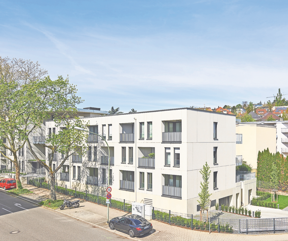 Architektonisch klare Linienführung hin zur Redtenbacherstraße - die Gebäuderückseite zeigt geschwungene Formen.