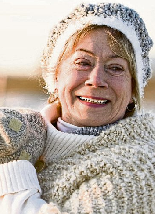 Handschuhe, kuschelige Funktionsunterwäsche und Co.: Bei frostigen Temperaturen schützt vor allem entsprechend warme Kleidung. Foto: djd/CH-Alpha-Forschung/Kablonk Micro - stock.adobe.com