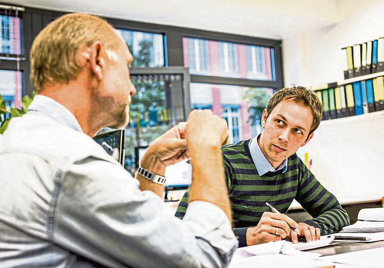 Wenn bestimmte Baustoffe für ein Eigenheim nicht verfügbar oder teurer geworden sind, sollten Bauherren die Alternativorschläge des beauftragten Unternehmens von einem unabhängigen Bauherrenberater unter die Lupe nehmen lassen. Foto: djd-k/Bauherren-Schutzbund/www.markopriske.de