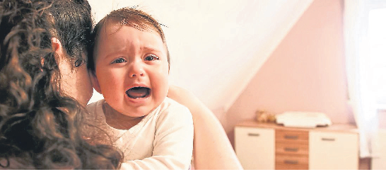 Ein Baby braucht Milch und Körpernähe - und das nicht nur am Tag, sondern auch in der Nacht: Foto: Mascha Brichta/dpa-tmn/dpa-tmn