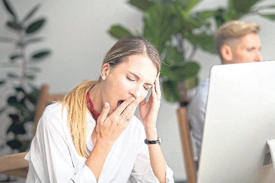 Wer immer wieder müde und unkonzentriert ist, kann auch im Job nicht die volle Leistung bringen. Foto: djd/dunatura/Getty Images/fizkes