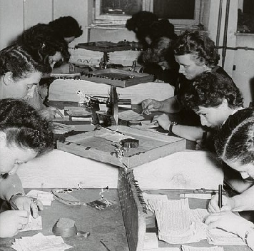 Hochkonzentrierte Arbeit in den frühen Lotto-Jahren: Diese Damen verglichen die im Tresor gespeicherte Mikrofilmkopie mit den Auswertungsdaten. Wenn alles glatt lief, wurde kein Fehler gefunden.