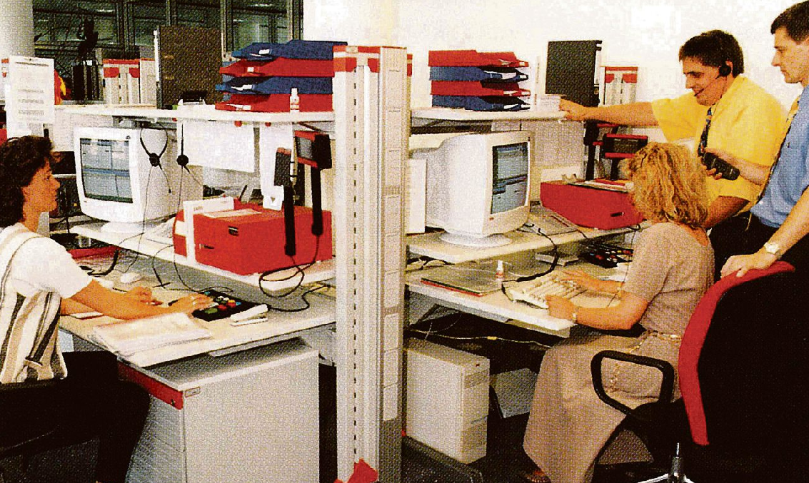 High-Tech in den 90ern: Ein Blick in die Lotto-Hotline Ende des letzten Jahrhunderts. Der „heiße Draht für Annahmestellen“ hilft den Anrufern heute auch noch nicht nur bei technischen Fragen.