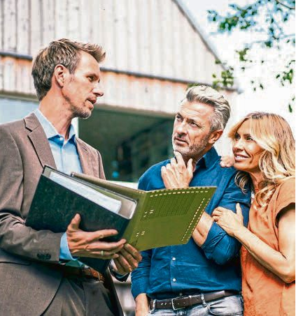 Musterbauverträge mit standardisierten Bau- und Leistungsbeschreibungen sollte man als Bauherr nicht ungeprüft akzeptieren, denn es können projektspezifische Angaben zum Beispiel zum Baugrundstück fehlen. Foto: djd/Bauherren-Schutzbund/Getty Images/Joseffson