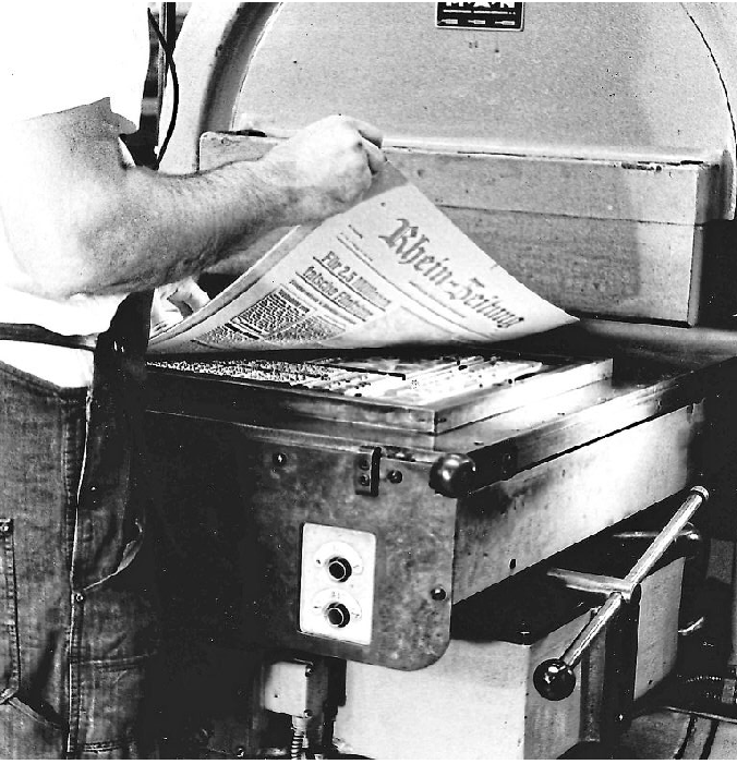 An dieser Maschine wurde die sogenannte Mater, die dicke Pappe, erstellt, aus der später dann die Bleiplatte entstanden ist.