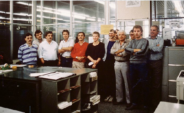 Jürgen Jungbauer, Willi Driesch, Peter Kämmerling, Wolfgang Bersching, Herbert Egenolf, Praktikantin, Frank Girmann, Toni Flöck, Willi Niehoff, Hermann Neiser, Peter Mueller (von links) in der Akzidenz-Setzerei des MRV Koblenz Foto: RZ-Archiv/Selbstauslöser| circa 1985