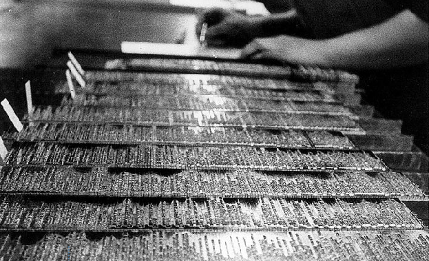 Maschinensatz. Der Metteur Friedhelm Färber wechselt in der Zeitungssetzerei Korrekturzeilen in den Maschinensatzspalten aus  (Bleisatz). Foto: RZ-Archiv | circa 1975 