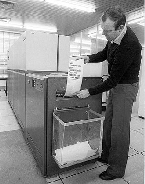 Foto rechts: Manfred Specht an der Fotosatzanlage der Zeitungssetzerei. Ausgabe der belichteten Textspalten. Foto: RZ-Archiv