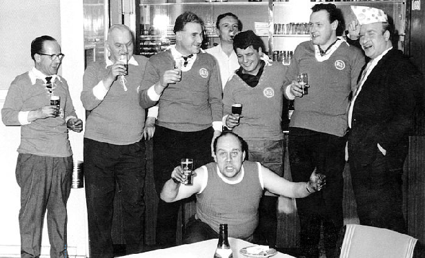 Karneval in der Kantine der Rhein-Zeitung. Willi Dutiné, Ferdinand Steinbach, Erich Berresheim, Hermann Braun, Klaus Porn, Winfried Lehmler, Kurt Dennert (von links) und Johannes Preußer (Boy, vorn). Foco: RZ-Archiv/Leserzusendung Gerd Dutinė | circa 1960 