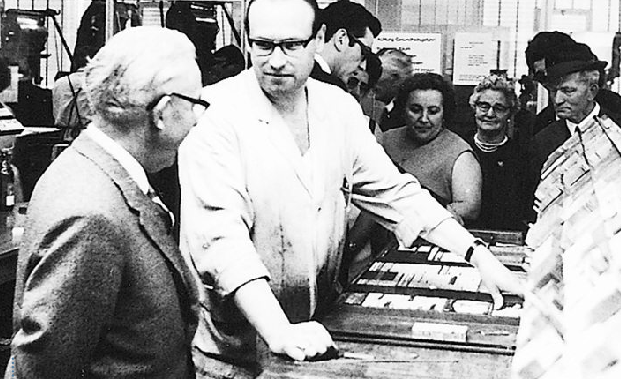 Seiten-Umbruch im Bleisatz der Setzerei in der August-Horch-Straße. Metteur Winfried Lehmler mit einer interessierten Besuchergruppe. Foto: RZ-Archiv | circa 1970