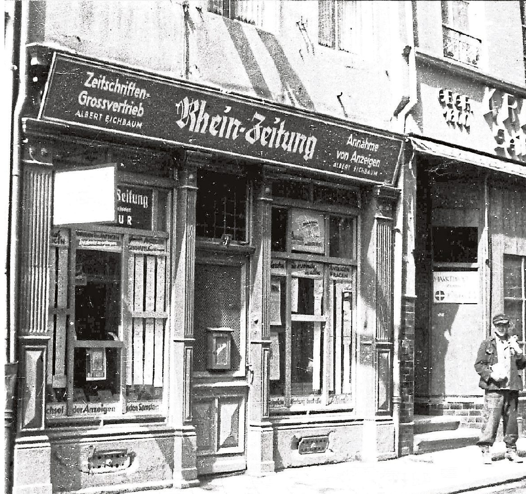 Die erste Geschäftsstelle der Rhein-Zeitung gab es 1948 in der Koblenzer Marktstraße. Inhaber war damals der Kaufmann Albert Eichbaum. Die Rhein-Zeitung kam täglich, wenn es sein muss eben auch per Boot. Da hinderte selbst das Wasser in den Straßen die Zusteller nicht, die Zeitung am Fenster abzuliefern. 1968 bekam der Mittelrhein-Verlag eine neue Rotationsmaschine für die Druckerei unter Aufsicht der Mitarbeiter. Fotos: RZ-Archiv