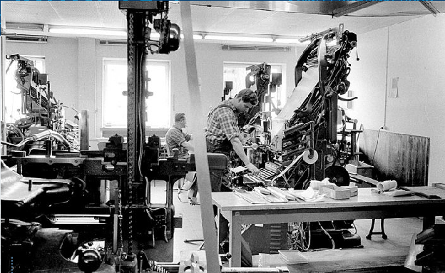 Willi Weinem (rechts) arbeitet an einer lochstreifengesteuerten Linotype-Setzmaschine in der Maschinensetzerei, Stegemannstraße, Koblenz. Foto: RZ-Archiv circa 1965 