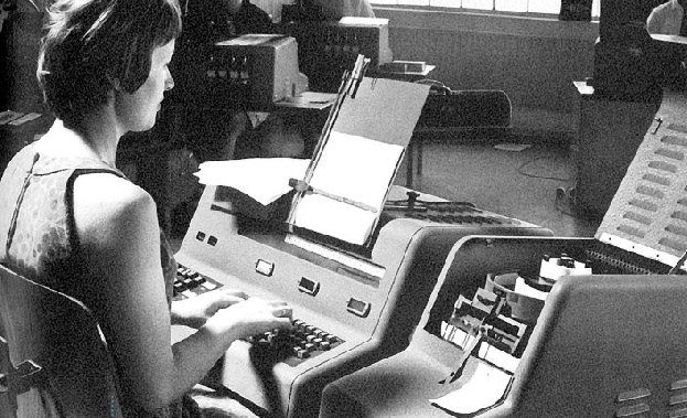 Mit Lochbändern gefütterte Setzmaschinen arbeiten vollautomatisch. Diese Lochbänder werden von  für den Text- oder Anzeigensatz in vier verschiedenen Schriftgrößen programmiert. Foto: RZ-Archiv | 70-er Jahre 