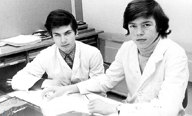 Die Chemigrafen-Lehrlinge Wilfried Stab (links) und Bernhard Reichert (rechts) Foto: RZ-Archiv/Paul Hilgert | Januar 1971