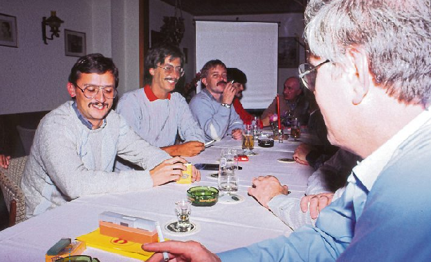 Ausflug der Akzidenzsetzer nach Lütz im Lützbachtal ins Gasthaus „Zur Post“ (Betreiber Korrektor Willi Niehoff): Herbert Egenolf, Klaus Weisbrod, Hans-Peter Wilhelmi, Rainer Manns, Rudolf Nattmann, Willi Niehoff (von links) Foto: RZ-Archiv/Frank Girmann | circa 1985 MIT