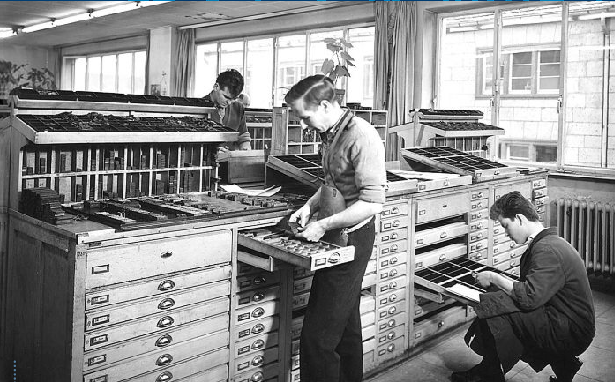 Mitarbeiter der Setzerei in der Stegemannstraße, Koblenz produzieren Zeitungsseiten. Foto: RZ-Archiv 