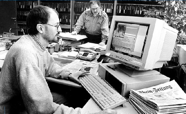Archivleiter Frank Girmann (links) und Mitarbeiter Heinz Weinand im Redaktionsarchiv der Rhein-Zeitung. Auf dem Bildschirm: das erste Cicero-Bildarchivsystem. Foto: RZ-Archiv/Herbert Piel | 10. Januar 1996