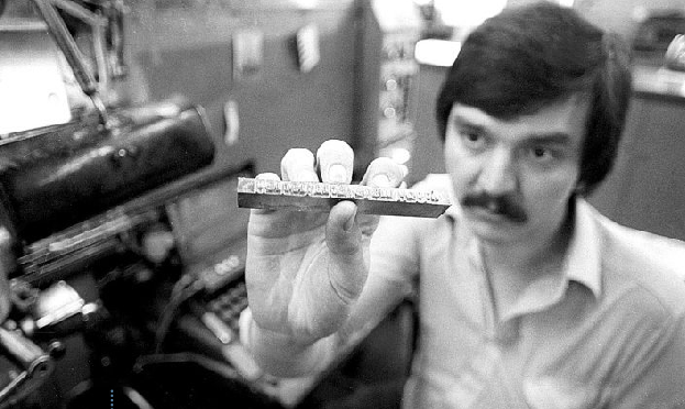 Maschinensetzer Manfred Wolf mit einer gegossenen Bleizeile aus der Linotype-Großkegel-Maschine, die speziell für den Überschriftensatz eingesetzt wurde. Foto: RZ-Archiv | 1979 1979 e