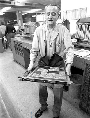 Foto links: Metteur Egon Marx mit fertig ausgeschossener Bleiseite auf dem Weg zur Prägepresse. Foto: RZ-Archiv 1979