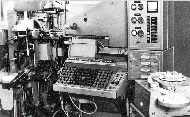 Wie von Geisterhand betätigt schlagen bei der lochbandgesteuerten Setzmaschine (das Bild zeigt die Linotype „Europa“) die Tasten an. Setzmaschinen dieses Typs verfügten damals über vier Schriftmagazine. Foto: RZ-Archiv 
