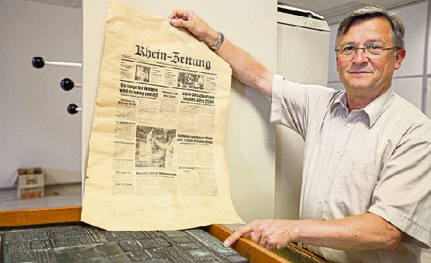 Herbert Egenolf mit der letzten Bleiseite Foto: RZ-Archiv