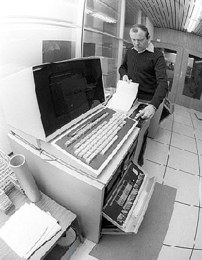 Foto links: Manfred Specht an der Fotosatz-Anlage der Zeitungssetzerei. Foto: RZ-Archiv | 1979