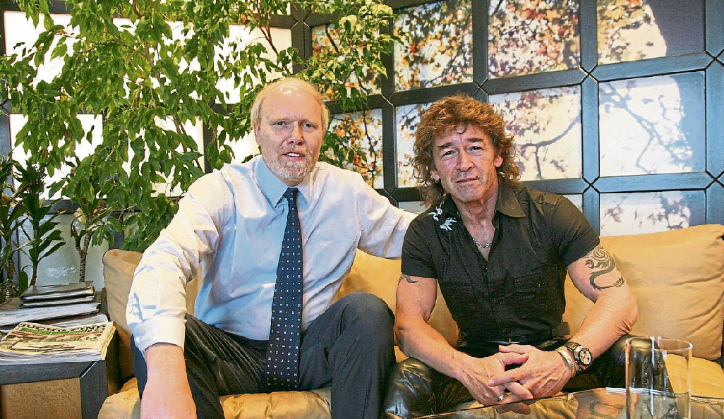 Einen ganz besonderen Gast konnte 2005 Verleger Walterpeter Twer in seinem Büro in der August-Horch-Straße begrüßen: Rocklegende Peter Maffay besuchte den Verlag kurz vor seinem Konzert am Koblenzer Schloss, das von der Rhein-Zeitung präsentiert wurde. Foto: Zawadil