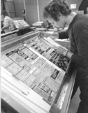 Foto rechts: Günther Thomas an der Fotosatz-Mettage von Anzeigenseiten. Foto: RZ-Archiv | 1979 G
