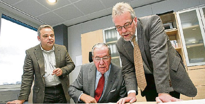 Hilmar Kopper (Mitte), einst Chef der Deutschen Bank, war 2010 „Chefredakteur für einen Tag“ bei der Rhein-Zeitung. Der damalige Chefredakteur Joachim Türk (rechts) und ehemalige Deskchef Manfred Ruch halfen Kopper bei der Planung. Foto: Kevin Rühle