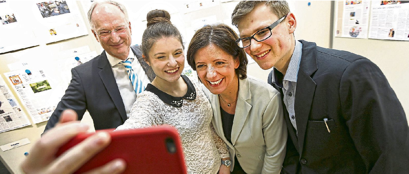 Ein Selfie mit der Ministerpräsidentin ist auch für diese Schüler eine große Besonderheit. Malu Dreyer war schon oft zu Gesprächen im Mittelrhein-Verlag in Koblenz. Dieses Foto entstand im Rahmen des Landtagswahlkampfes 2016. Damals war die Redaktion der RZ noch in der August-Horch-Straße in Kesselheim beheimatet. Foto: Jens Weber
