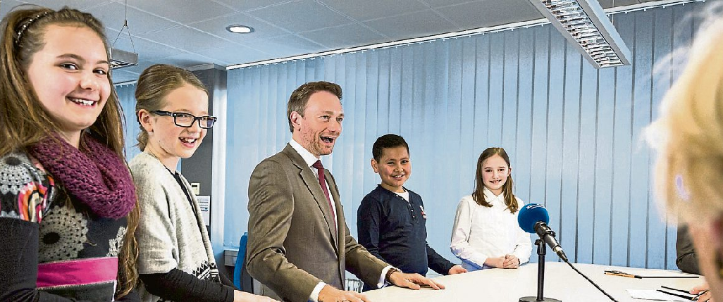 2016 war Christian Linder (FDP) zu einem Treffen mit Schülern bei der Rhein-Zeitung zu Besuch. Foto: Sascha Ditscher