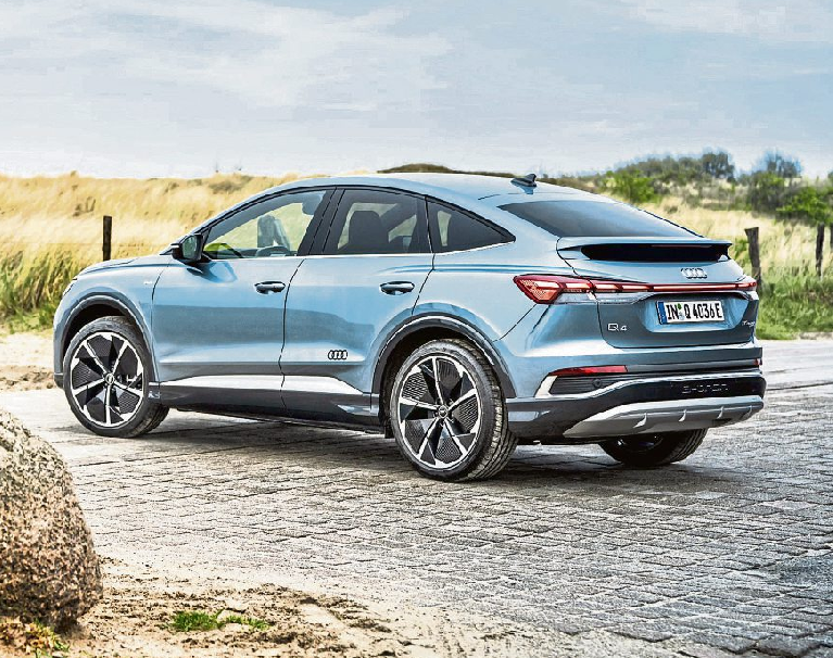 Die Bilder zeigen im Uhrzeigersinn von oben: Sportlich und rein elektrisch: der Audi Q4 e-tron. | Edles Innenleben: Der Audi Q4 e-tron elektrisiert auch bei der Ausstattung. | Elegant in der Form: der Audi Q4e-tron als Sportback. Fotos: Audi