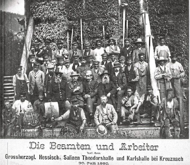 Zeitzeugnis von 1892: Die Beamten und Arbeiter bei den „Grossherzogl. Hessisch. Salinen Theodorshalle uns Karlshalle“ bei Kreuznach. Foto: Stadtarchiv Bad Kreuznach