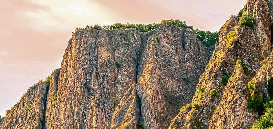 Atemberaubender Blick auf den Rotenfels bei Sonnenuntergang. Foto: Jana Loesch/Wirestock-stock.adobe.com