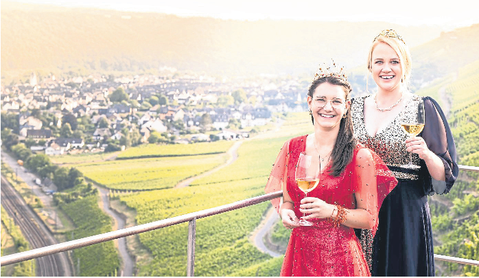 Traditionell wird Winningen und sein Wein von zwei jungen Frauen als Weinhex und Weinkönigin repräsentiert. In der Saison 2024 vertreten die Weinhex Therese und die Weinkönigin Michelle die Winzergemeinde. Foto: Carmen Schüller