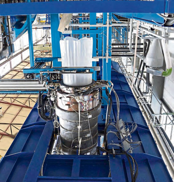 Extrusionsblasmaschine zur Herstellung der IBC Innenbehälter. Foto: Doris Kohlhaas