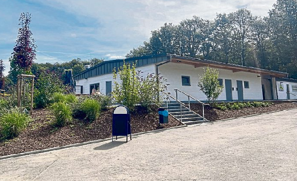 Das Umfeld des neu sanierten Freibades in Gemünden konnte mit LEADER-Mitteln attraktiv gestaltet werden. Das Schwimmbad hat nun einen von außen zugänglichen Kiosk. Zusätzlich gibt es dort jetzt 6 Wohnmobilstellplätze und eine gut ausgebauten Fußweg zum Ort. Ebenfalls vorhanden ist eine Fahrradreparaturstation und eine Pferdeanbindestation. Foto: Freibad Gemünden