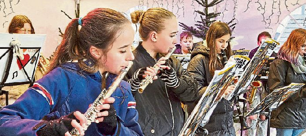 Weihnachtliche Klänge: Junge Musiker sorgen mit ihrem Auftritt auf dem Hachenburger Weihnachtsmarkt für eine stimmungsvolle Atmosphäre. Foto: Stadt Hachenburg