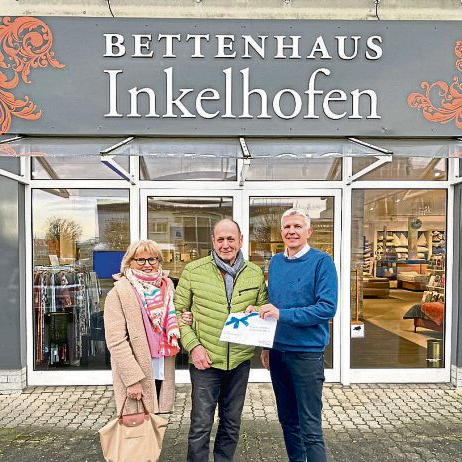 Mario Inkelhofen (rechts) gratuliert dem Gewinner. Foto: rz-Media GmbH