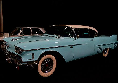 Blauer Cadillac Coupe Series 63 - Die Heckflossenära