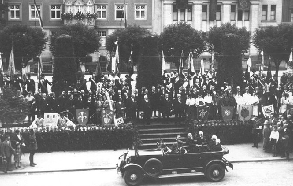 Im Juli 1930 besuchte Reichspräsident von Hindenburg Koblenz. Teil des Programms war auch ein Halt an der Handwerkskammer Koblenz, deren Gebäude am Kaiser-Wilhelm-Ring 31 und 33 im Hintergrund zu sehen sind.