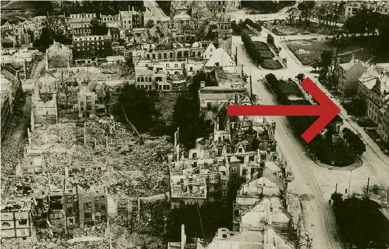 Das zerstörte Koblenz 1945, am rechten Bildrand die beiden Gebäude der Handwerkskammer (roter Pfeil). Dem Verwaltungsbau fehlt das gesamte Dach. Beide Häuser werden wiederaufgebaut. Quelle: Stadtarchiv Koblenz